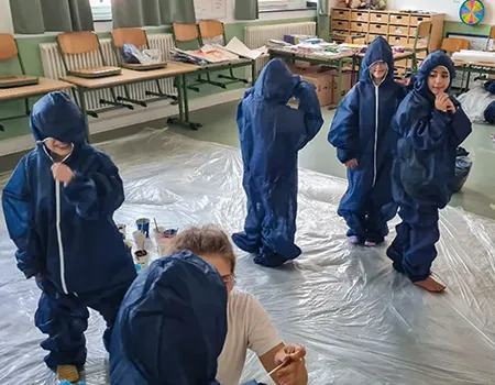 Zwei Schülerinnen trinken und essen auf dem Schulfest