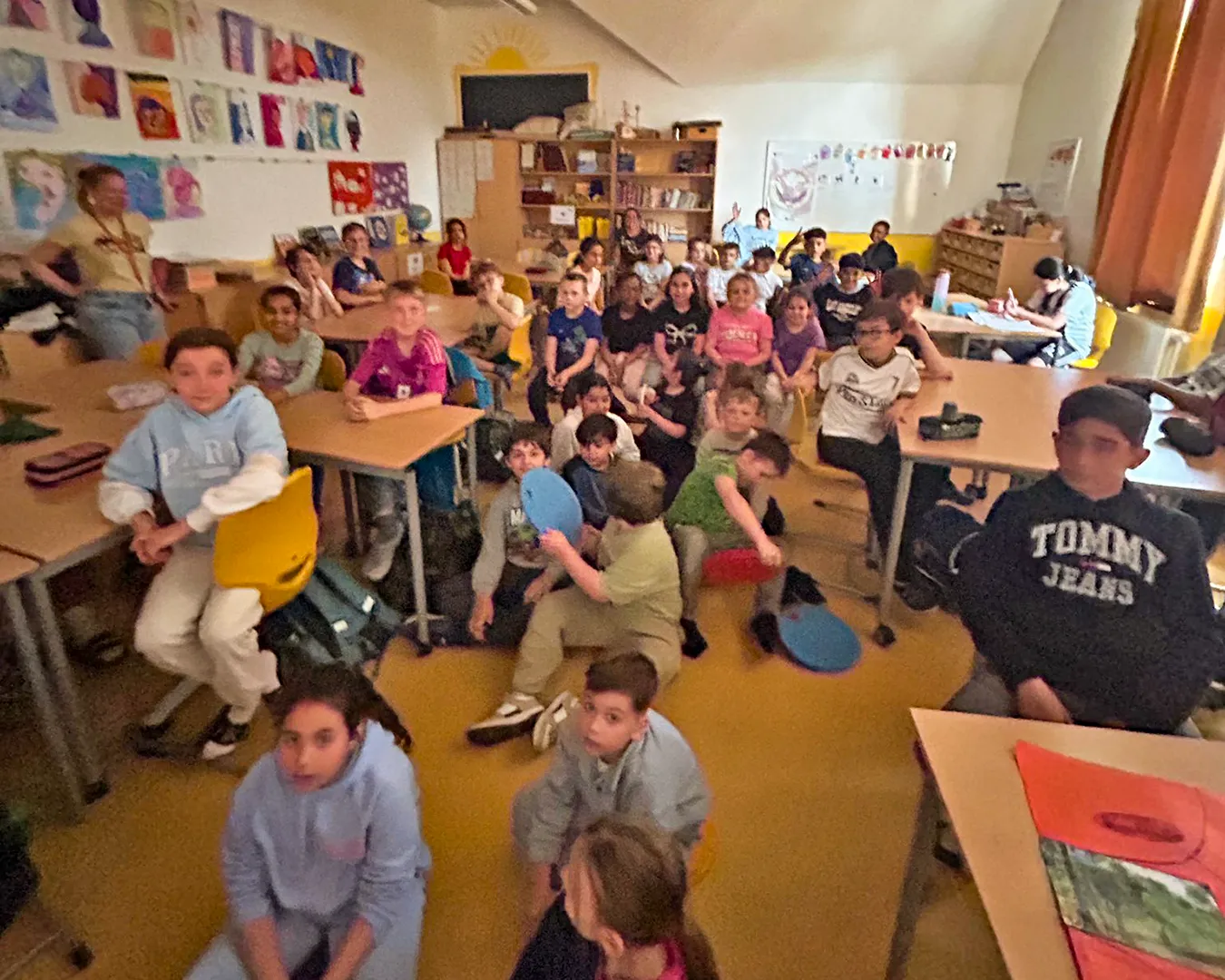 Die Klassen in der Präsentationsstunde im Klassenraum