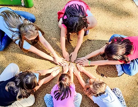 Kinder sitzen im Kreis