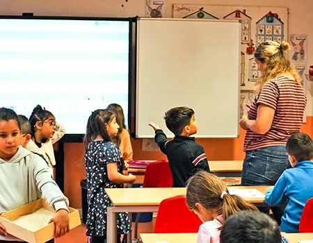 Kinder im Klassenraum