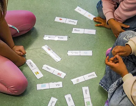Silbendomino auf dem Klassenboden
