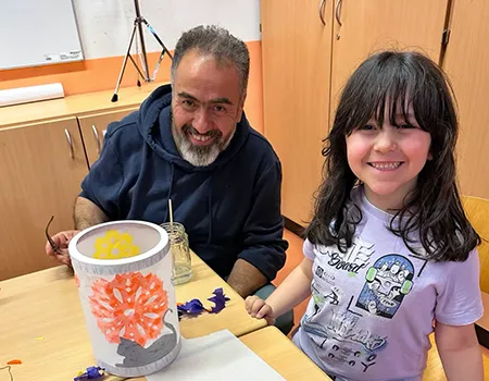 Tochter und Vater präsentieren eine selbstgebastelte St. Martins-Laterne