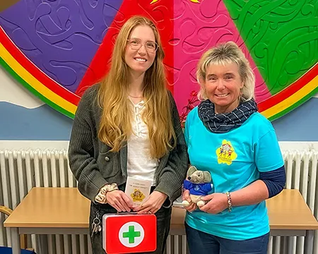 Kinder führen unter Anleitungen Übungen zur Rückengesundheit durch