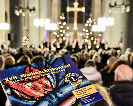 Stimmungsbild: Flyer zum Konzert mit Kirchenschiff im Hintergrund