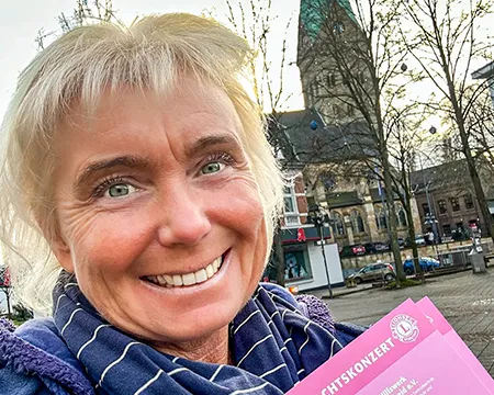 Frau Knopp vor der Gertrudiskirche