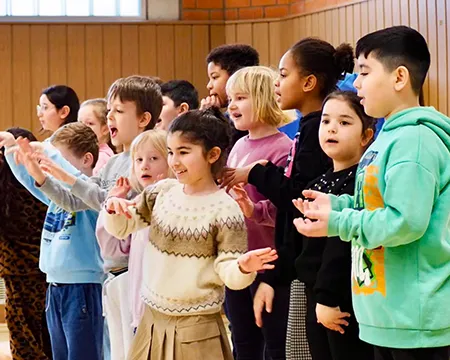 Schüler:innen des Chors bei der Aufführung