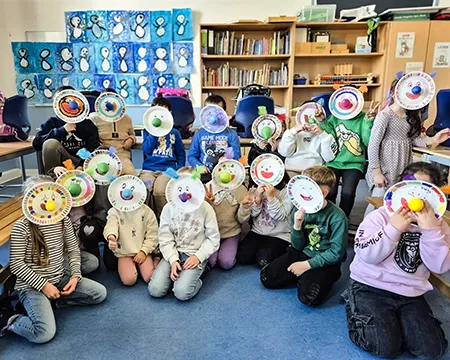 Die Kinder der Klasse mit gebastelten Masken