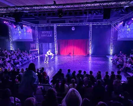 Artistin auf der Bühne