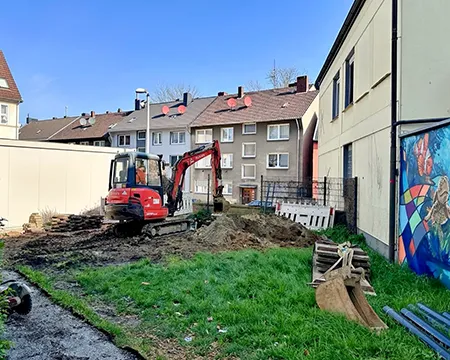 Baustelle an der Schule im April