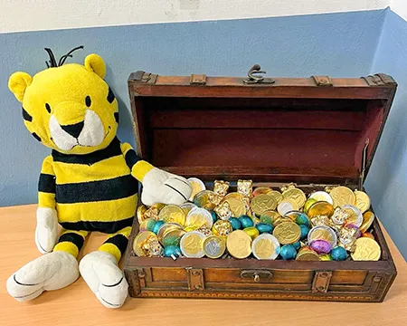 Klassentier Tiger mit Schatzkiste