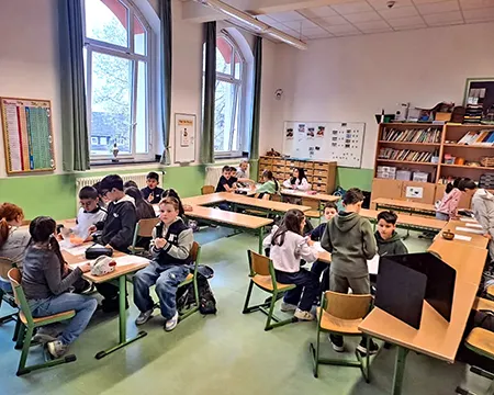 SchülerInnen beim Matheunterricht