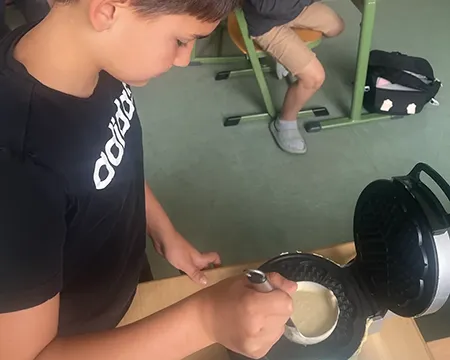 Schüler beim Waffel backen