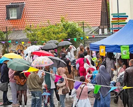 Eltern und Kinder bei der Einschulung in den Pavillions auf dem Schulhof