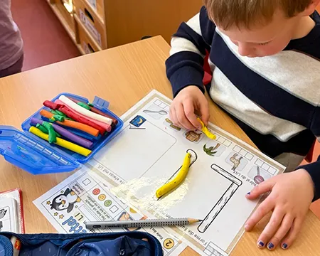 Buchstabe L mit Knete nachgeformt