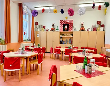 Der winterlich gestaltete Essraum der Schulküche.