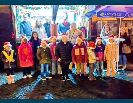 Schüler*Innen aus dem ersten Jahrgang singen auf dem Weihnachtsmarkt in Wattenscheid für den Lions Club.