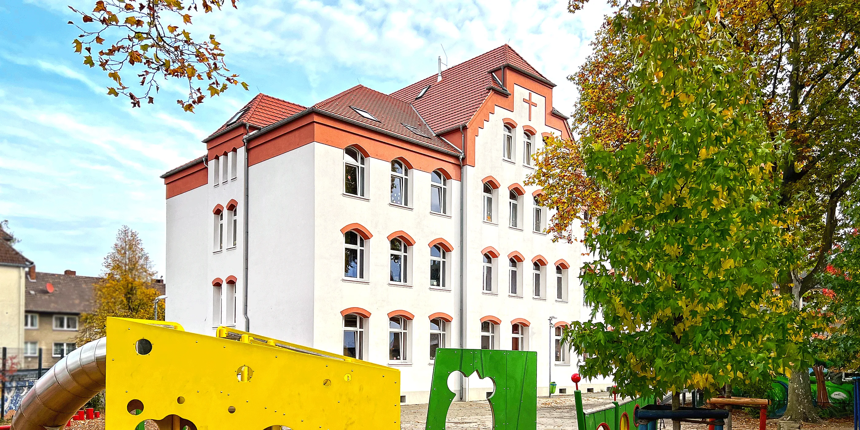 Ansicht der Gertrudisschule in Bochum Wattenscheid im Frühjahr von der Schulhofseite