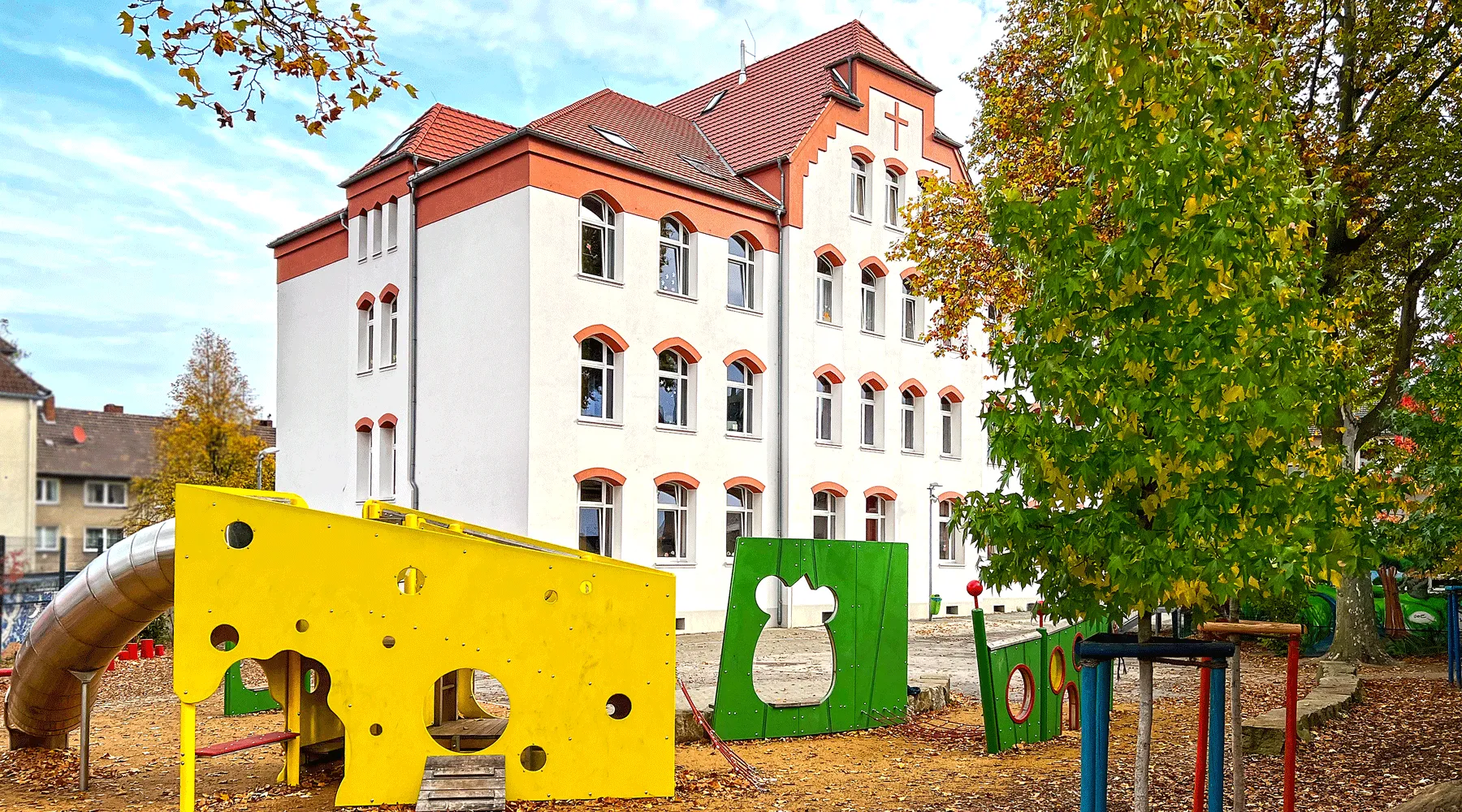 Ansicht der Gertrudisschule in Bochum Wattenscheid im Frühjahr von der Schulhofseite