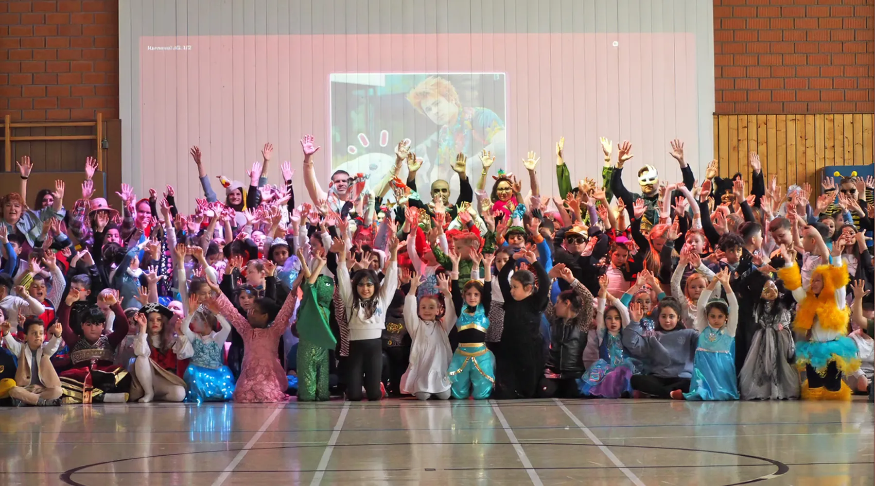 Ansicht der Gertrudisschule in Bochum Wattenscheid im Frühjahr von der Schulhofseite